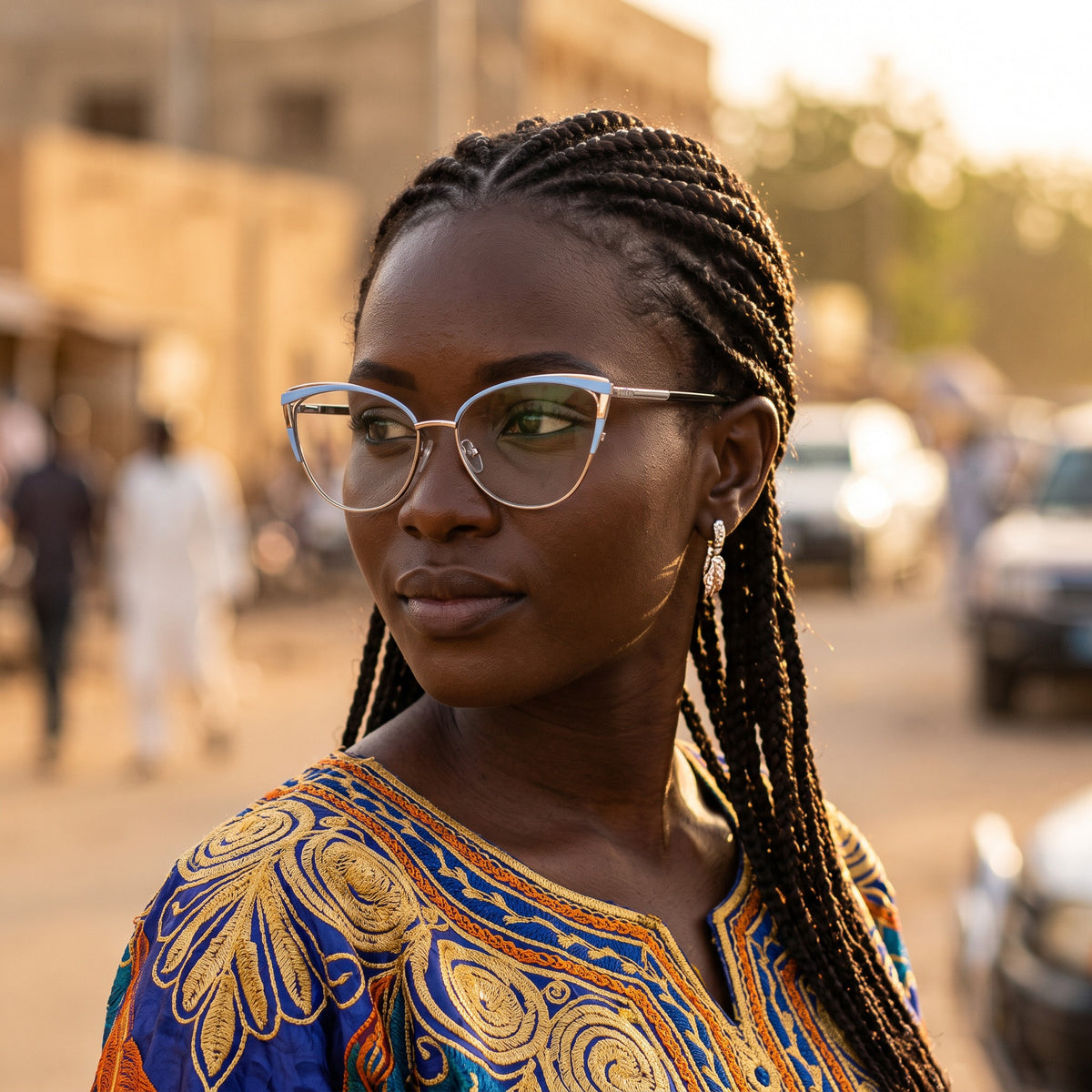 Lunettes œil de chat bleu ciel et argent (femme) – portées par un mannequin (vue A)