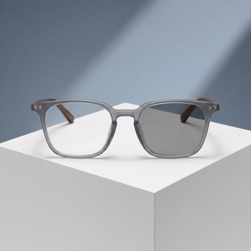 Lunettes rectangulaires gris translucide, branches effet bois – vue de face