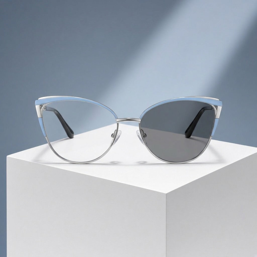 Lunettes œil de chat bleu ciel et argent (femme) – vue de face