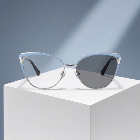 Lunettes œil de chat bleu ciel et argent (femme) – vue de face