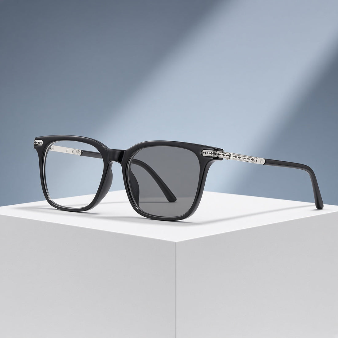 Lunettes carrées noires, branches argent ouvragé – vue 1