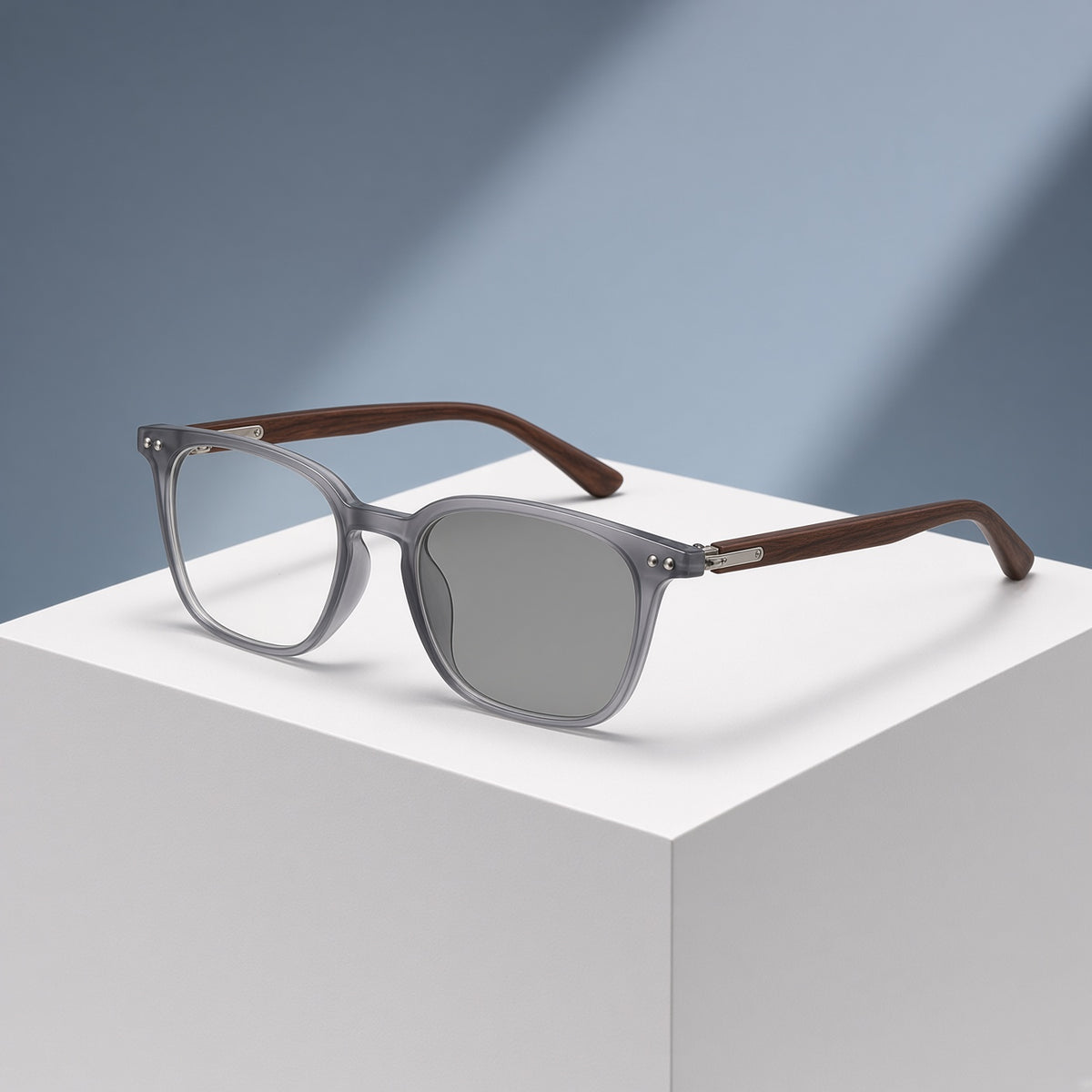 Lunettes rectangulaires gris translucide, branches effet bois – vue 1